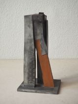 1986_Stele mit Sockel,  13 x 27 x 14 cm, Zink und Holz