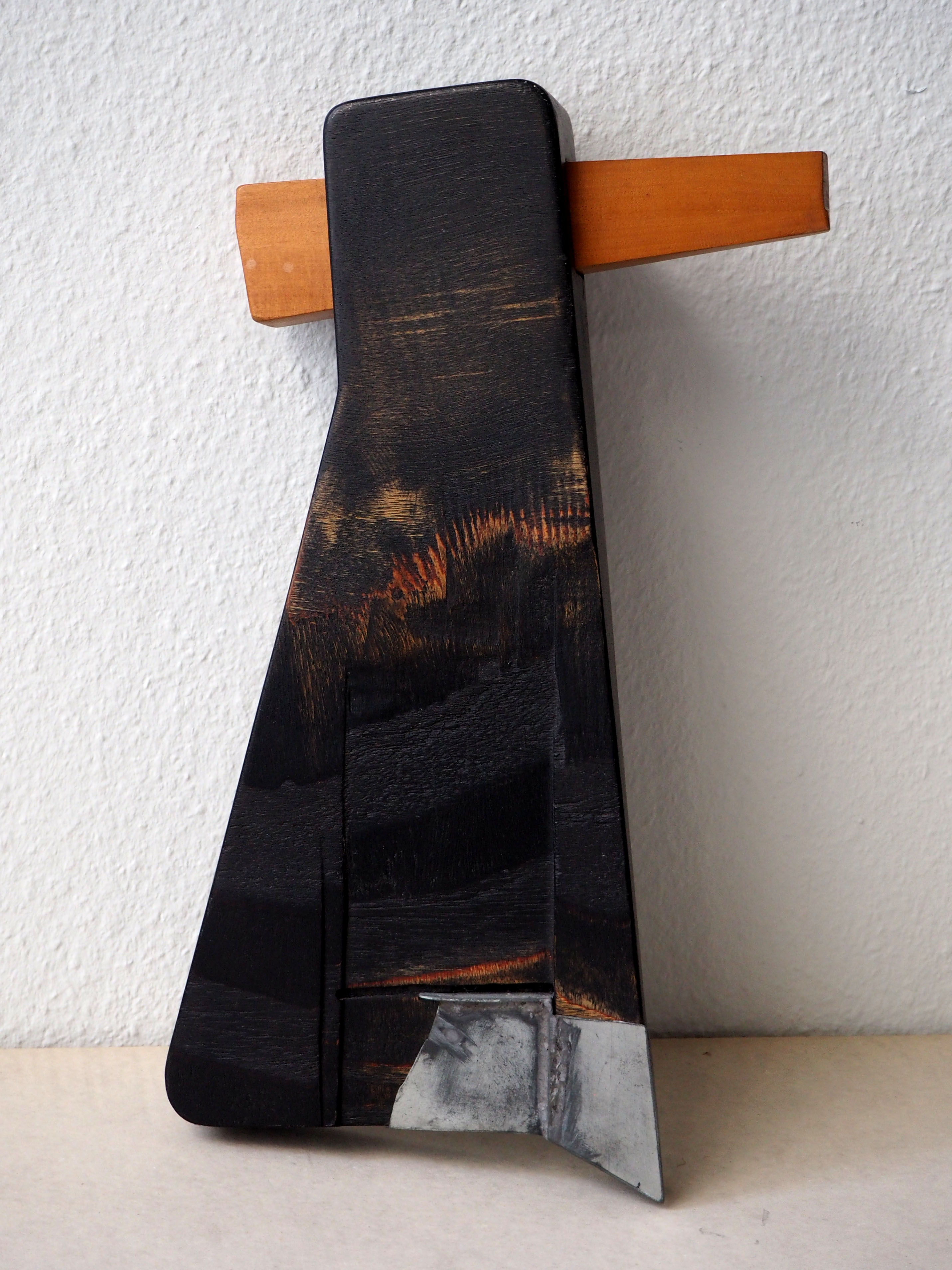 1990_Axt schwarz, 23x40x7 cm, Holz bemalt, Zink